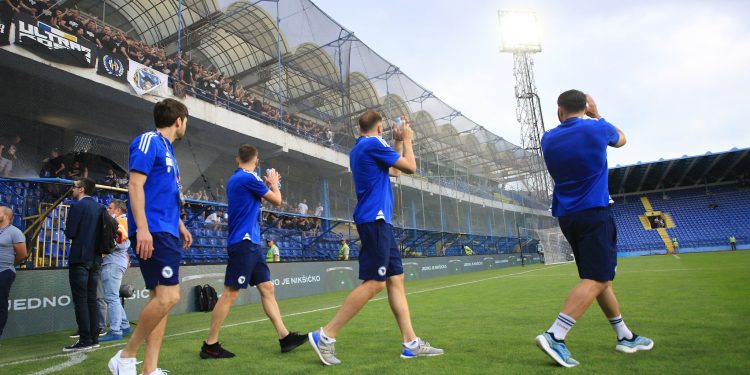 (VIDEO) Simpatična provokacija crnogorskih navijača: Bosancima skandirali “Burek sa sirom”