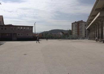 (VIDEO) Tokom ljeta besplatan parking na dvorištu osnovnih škola u Tutinu