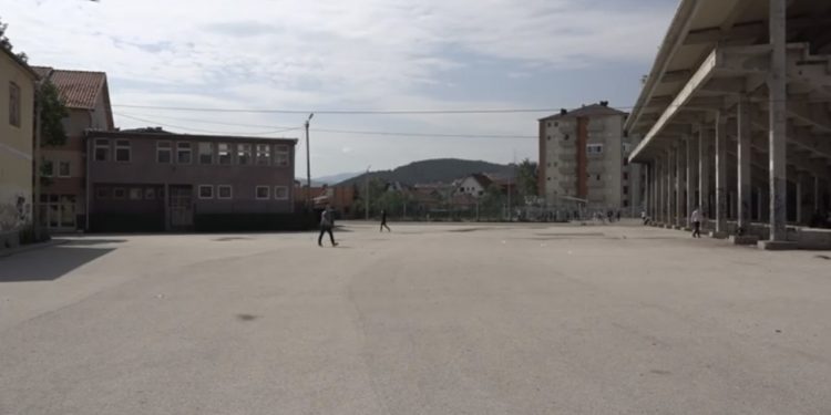 (VIDEO) Tokom ljeta besplatan parking na dvorištu osnovnih škola u Tutinu