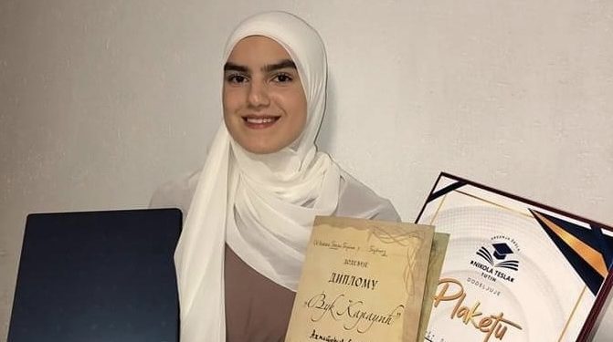 Meliha Ahmatović Učenik generacije Srednje medicinske škole u Tutinu