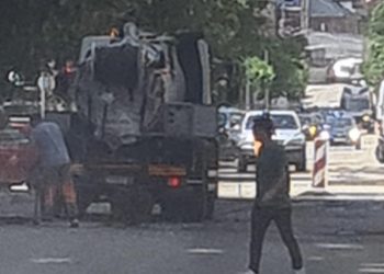 U toku krpljenje udarnih rupa u ulici Pešterskoj u Tutinu