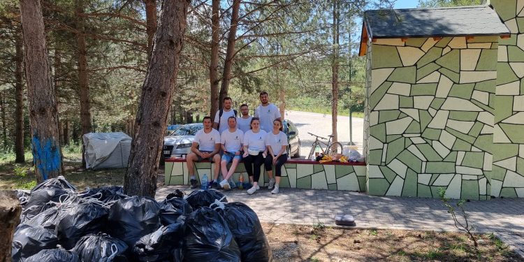 Tutinska omladina danas očistila Eko park Cikiljevac