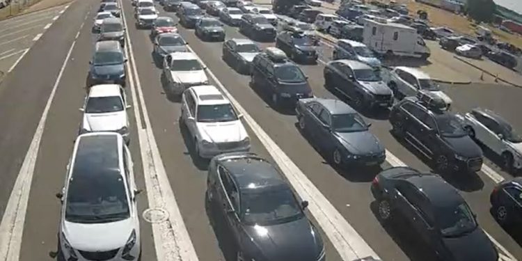 Gužve na granicama, višesatna čekanja