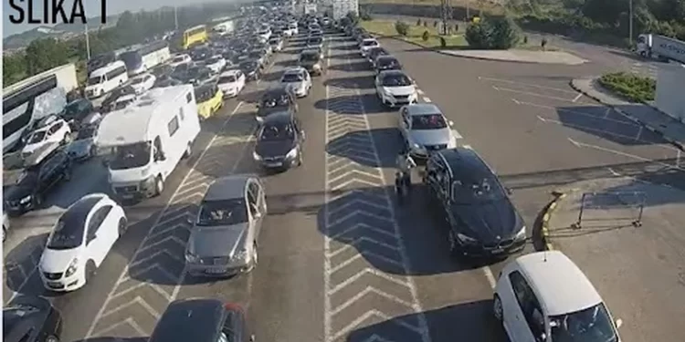 Višesatna čekanja na graničnim prijelazima