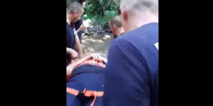 (VIDEO) Vozilo sletjelo s puta Rožaje-Berane, iz provalije spašena jedna osoba