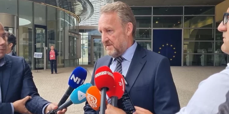 Poruke Čovića, Izetbegovića i Dodika nakon sastanka sa evropskim komesarom za proširenje