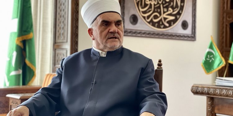 (VIDEO) Muftija Dudić i delegacija Mešihata IZ-e u Srbiji 11-og jula na dženazi u Srebrenici