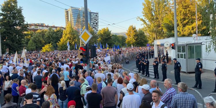 Protest u Sarajevu protiv nametanja izbornog zakona, građani traže ostavku Šmita