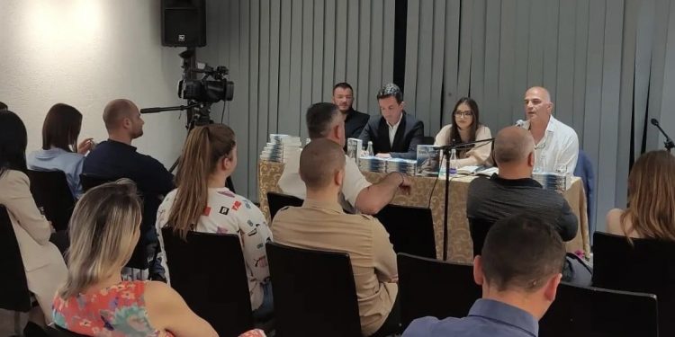 U tutinskom Domu kulture promovisana knjiga “Enes i Lucija” Ahmeda Goruždića