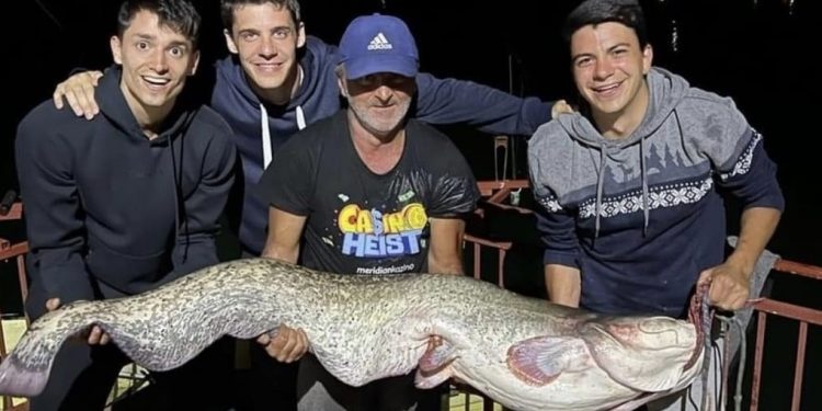 Novopazarac na ribarićkom jezeru ulovio soma teškog 140 kg.