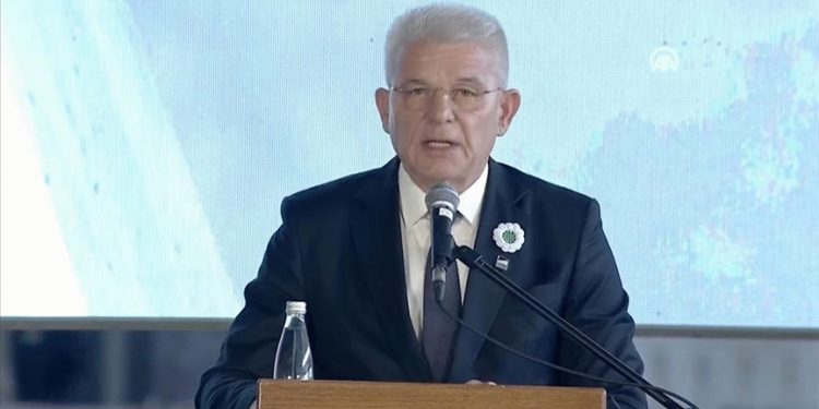 Džaferović na komemoraciji povodom genocida u Srebrenici: Ustrajavati na istini i pravdi