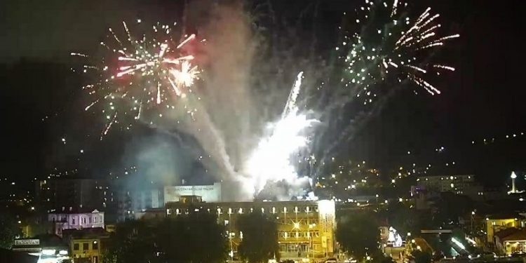 (VIDEO) Bajramski vatromet u Novom Pazaru