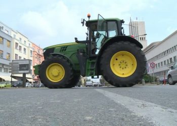 Poljoprivrednici ponovo jutros blokirali centar Novog Sada