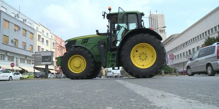 Poljoprivrednici ponovo jutros blokirali centar Novog Sada