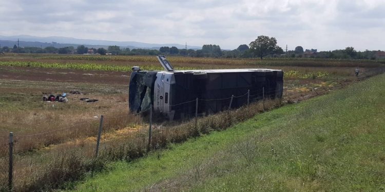 Nesreća kod Leskovca: Prevrnuo se autobus, poginula jedna osoba, povrijeđeno 30 putnika