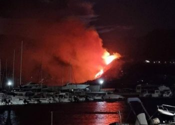 (VIDEO) Veliki požari kod Bara u Crnoj Gori, saobraćaj obustavljen