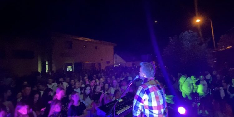 (VIDEO) Petnjica proslavila Dan opštine koncertom Al Dina