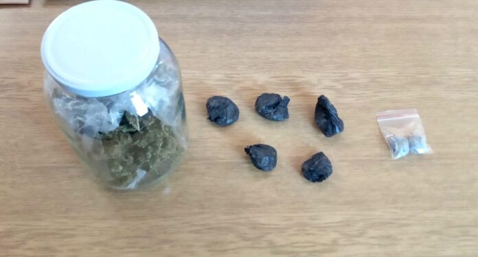 Policija uhapsila migranta i mladića iz Tutina, pronađeno 114 grama trave