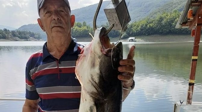 Ribolovac Ramo Berović iz Ribarića danas na jezeru Gazivode ulovio soma od 17 kg