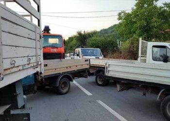 Počelo uklanjanje barikada, policija na prelazima izdaje propratne papire