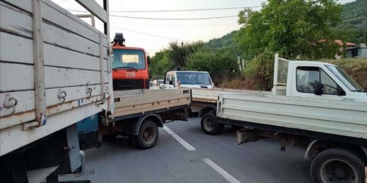 Počelo uklanjanje barikada, policija na prelazima izdaje propratne papire