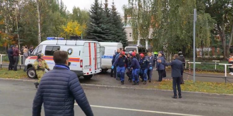(VIDEO) Trinaest ubijenih u pucnjavi u ruskoj školi: Napadač nosio nacističke simbole i “fantomku”