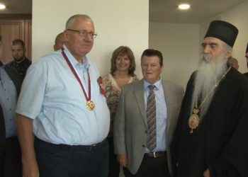 SPC odlikovala ratnog zločinca Vojislava Šešelja, orden mu uručio vladika bački Irinej