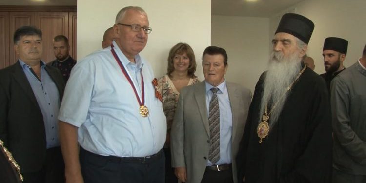 SPC odlikovala ratnog zločinca Vojislava Šešelja, orden mu uručio vladika bački Irinej