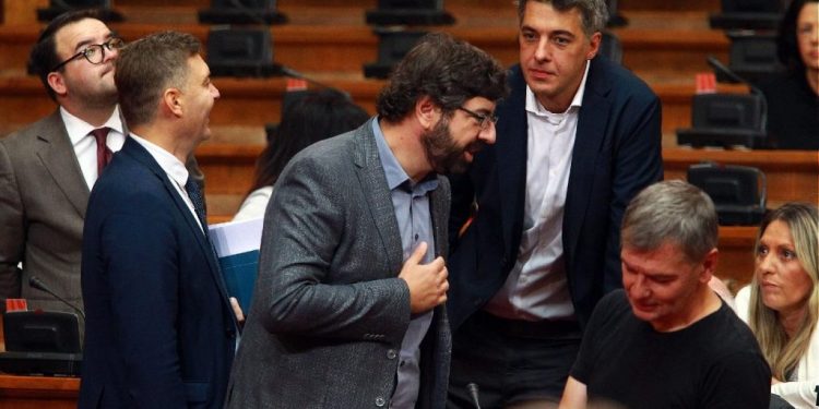 Lazović u Skupštini: Na Kosovu kriminalci promovisani u zaštitnike Srba, njihova strahovlada traje od 2013. godine