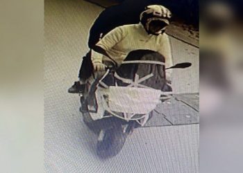 Fotografije maskiranih huligana koji su polomili stakla na biletarnici F.K. Novi Pazar