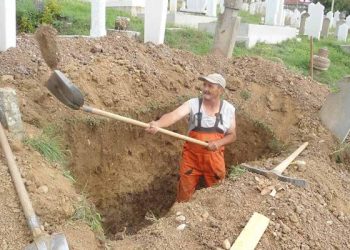 (VIDEO) Pazarac Hazbija za 30 godina iskopao 11 000 “vječnih kuća”