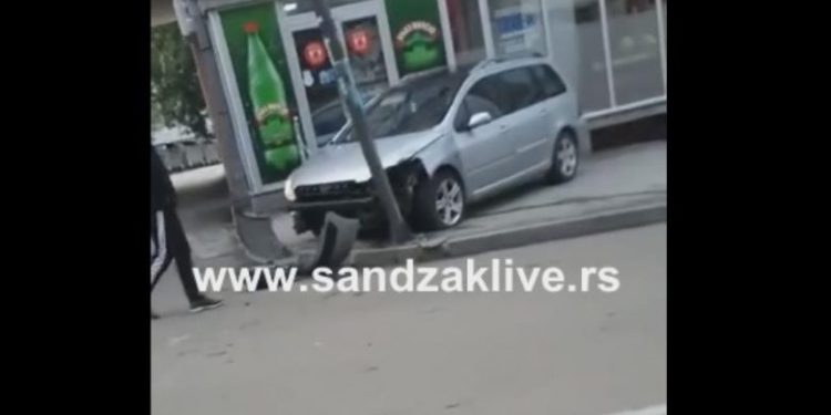 Sjenica: Pijan vozio neregistrovan automobuil bez vozačke, pa se ”zabio” u stub električne rasvjete
