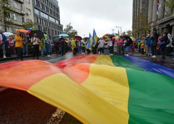 (VIDEO) Završena šetnja učesnika Evroprajda; MUP priveo više desetina protivnika tog skupa