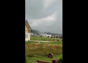 (VIDEO) Pogledajte kako zastrašujući tornado hara Tomislavgradom: Nosio krovove, stradale kuće, automobili…