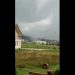 (VIDEO) Pogledajte kako zastrašujući tornado hara Tomislavgradom: Nosio krovove, stradale kuće, automobili…
