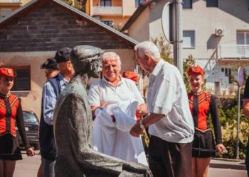 U bosanskom gradu podignut spomenik gastarbajterima