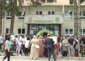 (VIDEO) Osnovne škole svečano dočekale nove učenike-U opštini Tutin 455 prvaka