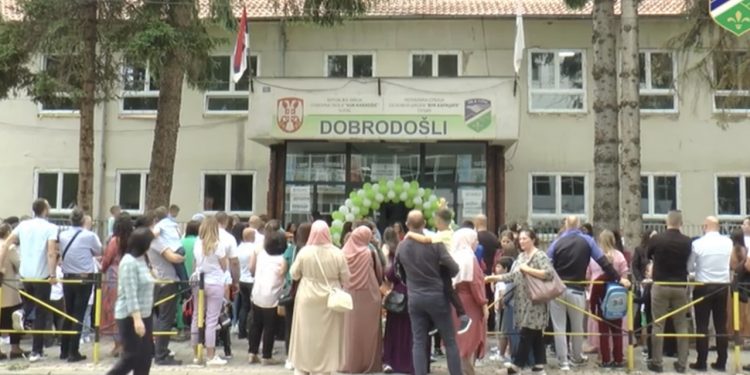 (VIDEO) Osnovne škole svečano dočekale nove učenike-U opštini Tutin 455 prvaka
