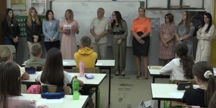 (VIDEO) Predstavnici BNV tutinskim osnovcima podijelili historijske udžbenike
