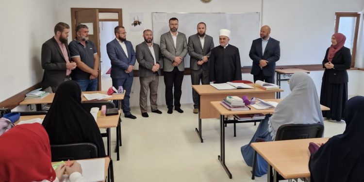Muftija Dudić posjetio Žensku medresu u Tutinu