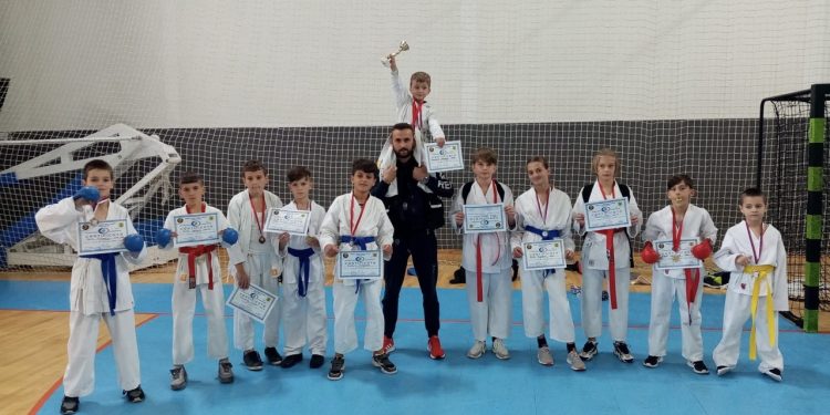 Mladi tutinski karatisti osvojili najviše medalja u borbama na turniru u Beranama, u katama drugi