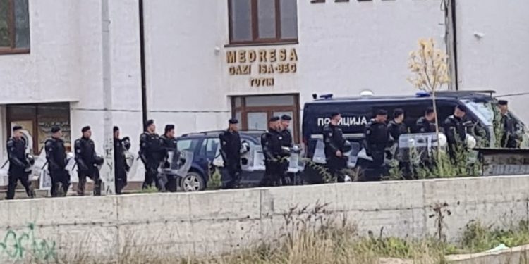 (FOTO) Jake policijske snage pod punom opremom na ulicama Tutina zbog utakmice sa Borcem iz Čačka