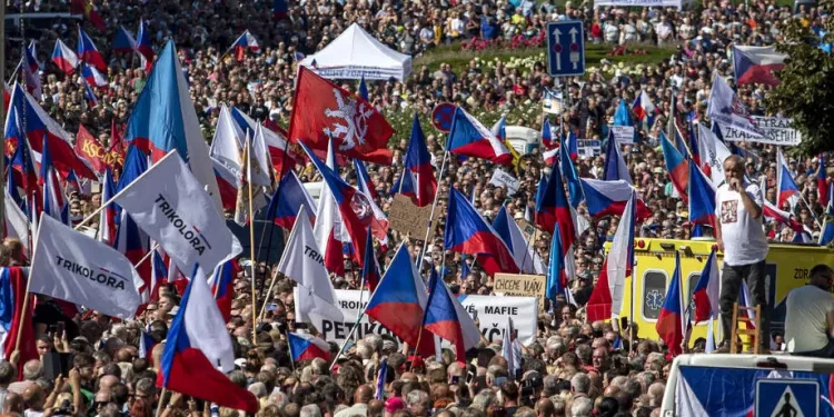 Oko 70.000 Čeha na protestu protiv EU, za vojnu neutralnost i jeftini ruski gas