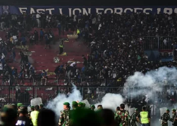 Indonezija: 174 poginulih u neredima na utakmici