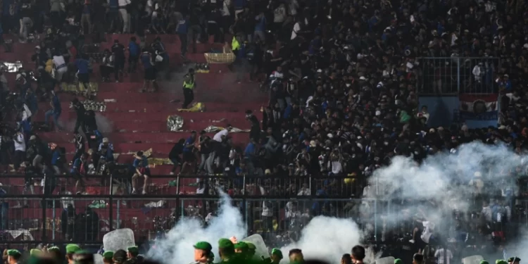 Indonezija: 174 poginulih u neredima na utakmici