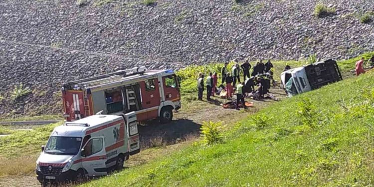 Prevrnuo se minibus kod Valjeva, dvije osobe poginule, 16 povrijeđenih