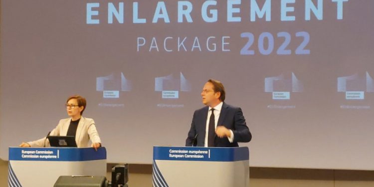 Varhelji: Srbija treba uvesti sankcije Rusiji, poboljšati vladavinu prava i slobodu medija