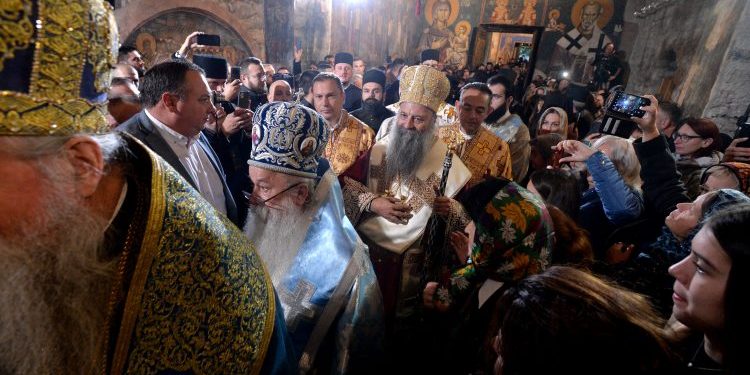Srpski Patrijarh Porfirije ustoličen u Pećkoj patrijaršiji, poručio – „mir i samo mir“