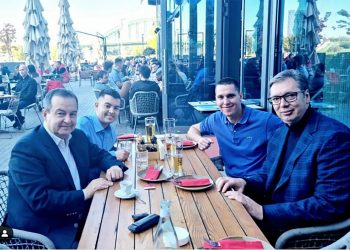 Vučić i Dačić sa sinovima uz pivo dogovorili „statešku saradnju“– znači li da je lider SPS u vladi?