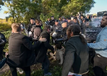 (VIDEO) Protesti na Šodrošu u Novom Sadu: Sukobi, nasilje i privođenje građana